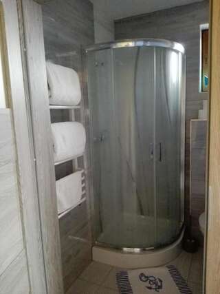 Отели типа «постель и завтрак» Agroturystyka Cold Sea Штутово Трехместный номер с собственной ванной комнатой-1